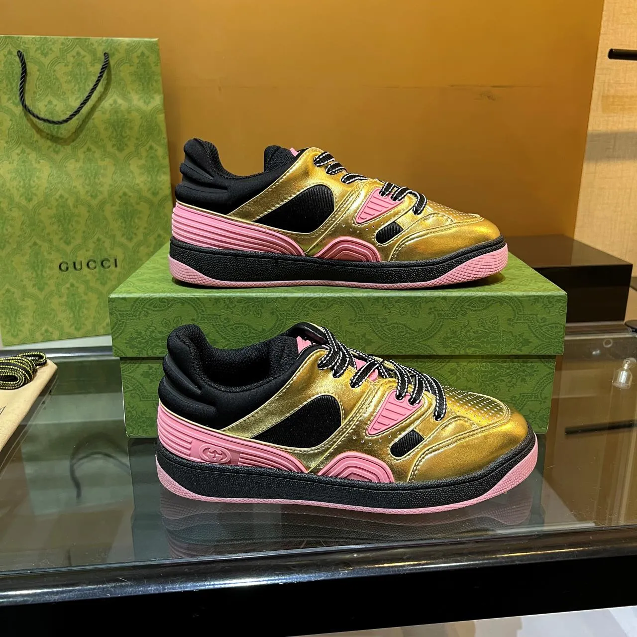 👟👟Ex-factory price 600👟👟 Men's size +10 high version, the top version of 2022 Gucci low-top sneakers! The new colors are reproduced one to one. New style for early spring, creating a perfect style💣💣💣street style🔥🔥🔥cool and trendy C-level fashionable outfit with a retro and futuristic feel🌹🌹🌹classic boot shape + British color-blocking design, super eye-catching. Various leather splicing, original reverse mold last type, imported high-end knitting needles showing exquisite texture! Open mold to customize high-density TPU outsole. 15 colors come out first. Size: Female 35-41 Male 39-46